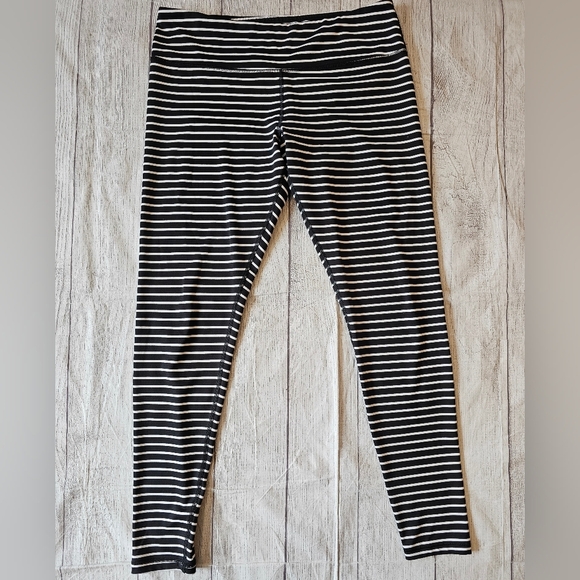 Scorpio Sol •Size Medium• Black White Striped 25.5 Inch Length Yoga Legging - Picture 3 of 6